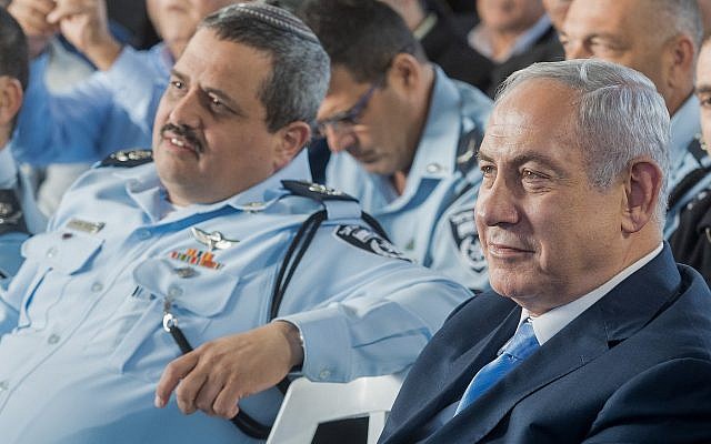 Le Premier ministre Benjamin Netanyahu, à droite, et le chef de la police Roni Alsheich lors d'une cérémonie d'inauguration marquant l'ouverture d'un nouveau poste de police dans la ville israélienne d'Israël Jisr az-Zarqa, 21 novembre 2017 (Crédit : Basel Awidat / Flash90) Le Premier ministre Benjamin Netanyahu, à droite, et le chef de la police Roni Alsheich lors d'une cérémonie d'inauguration marquant l'ouverture d'un nouveau poste de police dans la ville israélienne d'Israël Jisr az-Zarqa, 21 novembre 2017 (Crédit : Basel Awidat / Flash90)