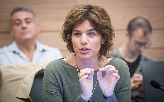 La députée du Meretz, Tamar Zandberg, assiste à une réunion de la Commission des affaires intérieures à la Knesset à Jérusalem, le 30 novembre 2017. (Miriam Alster/Flash90) La députée du Meretz, Tamar Zandberg, assiste à une réunion de la Commission des affaires intérieures à la Knesset à Jérusalem, le 30 novembre 2017. (Miriam Alster/Flash90)