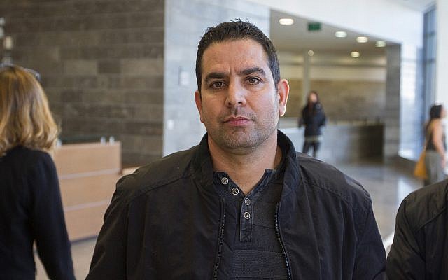 Le 26 décembre 2017, Menny Naftali, ancien gardien de la résidence du Premier ministre, s'est rendu au tribunal d'Herzliya. (Flash90) Le 26 décembre 2017, Menny Naftali, ancien gardien de la résidence du Premier ministre, s'est rendu au tribunal d'Herzliya. (Flash90)