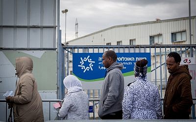 Des demandeurs d'asile africains attendent pendant des heures à l'extérieur pour tenter de déposer leur demande d'asile au bureau de l'Autorité de l'immigration, de la population et des frontières à Bnei Brak, le 13 février 2018. (Miriam Alster/Flash90) Des demandeurs d'asile africains attendent pendant des heures à l'extérieur pour tenter de déposer leur demande d'asile au bureau de l'Autorité de l'immigration, de la population et des frontières à Bnei Brak, le 13 février 2018. (Miriam Alster/Flash90)