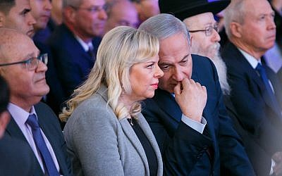 Le Premier ministre Benjamin Netanyahu et son épouse Sara assistent à la cérémonie d'ouverture de la nouvelle salle d'urgence de l'hôpital Barzilay, à Ashkelon, en Israël, le 20 février 2018. (Flash90)