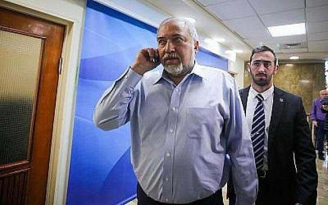 Le ministre de la Défense Avigdor Liberman arrive à la conférence gouvernementale hebdomadaire au bureau du Premier ministre de Jérusalem, le 11 mars 2018 (Crédit : Marc Israel Sellem/Pool) Le ministre de la Défense Avigdor Liberman arrive à la conférence gouvernementale hebdomadaire au bureau du Premier ministre de Jérusalem, le 11 mars 2018 (Crédit : Marc Israel Sellem/Pool)