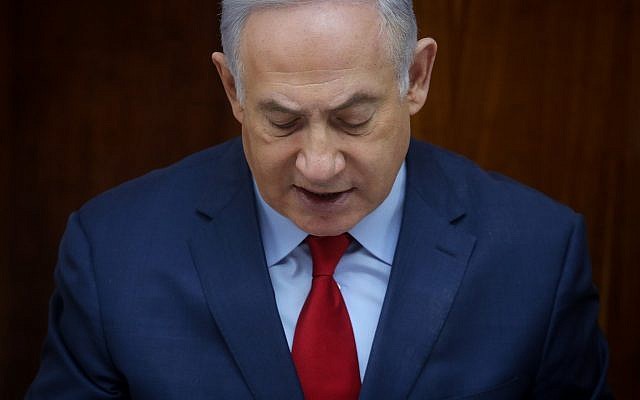 Le Premier ministre Benjamin Netanyahu dirige la réunion de cabinet hebdomadaire au bureau du Premier ministre de Jérusalem, le 11 mars 2018 (Crédit : Marc Israel Sellem/Pool)