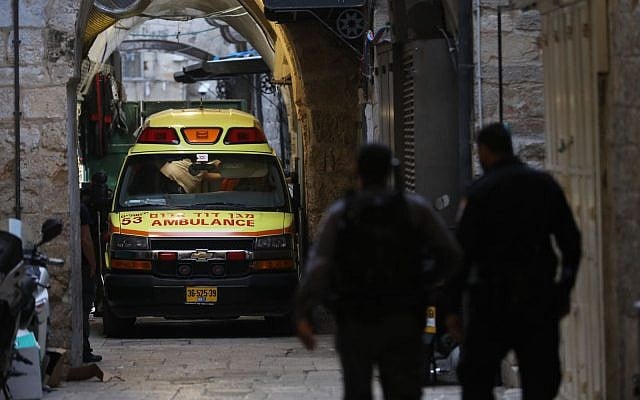 Les forces de sécurité sur les lieux de l'agression mortelle par un terroriste palestinien d'Adiel Kolman dans la Vieille Ville de Jérusalem, le 18 mars 2018. (Yonatan Sindel/FLASH90) Les forces de sécurité sur les lieux de l'agression mortelle par un terroriste palestinien d'Adiel Kolman dans la Vieille Ville de Jérusalem, le 18 mars 2018. (Yonatan Sindel/FLASH90)
