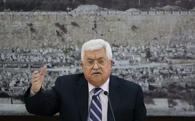 Le président de l'Autorité palestinienne Mahmoud Abbas est assis devant une photo du dôme du Rocher dans la Vieille Ville de Jérusalem lors d'une réunion des dirigeants palestiniens à Ramallah, en Cisjordanie, le 19 mars 2018. (FLASH90) Le président de l'Autorité palestinienne Mahmoud Abbas est assis devant une photo du dôme du Rocher dans la Vieille Ville de Jérusalem lors d'une réunion des dirigeants palestiniens à Ramallah, en Cisjordanie, le 19 mars 2018. (FLASH90)