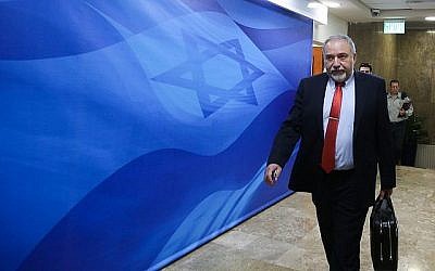 Le ministre de la Défense Avigdor Liberman arrive pour la réunion hebdomadaire du cabinet au cabinet du Premier ministre à Jérusalem, le 25 mars 2018. (Marc Israel Sellem) Le ministre de la Défense Avigdor Liberman arrive pour la réunion hebdomadaire du cabinet au cabinet du Premier ministre à Jérusalem, le 25 mars 2018. (Marc Israel Sellem)