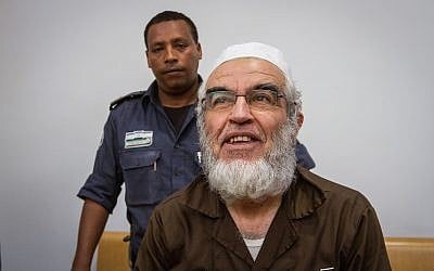 Le chef de la Branche du nord du mouvement islamique en Israël, Sheikh Raed Salah, arrive pour une audience à la cour des magistrats de Haïfa, le 29 mars 2018 (Crédit : Flash90) Le chef de la Branche du nord du mouvement islamique en Israël, Sheikh Raed Salah, arrive pour une audience à la cour des magistrats de Haïfa, le 29 mars 2018 (Crédit : Flash90)