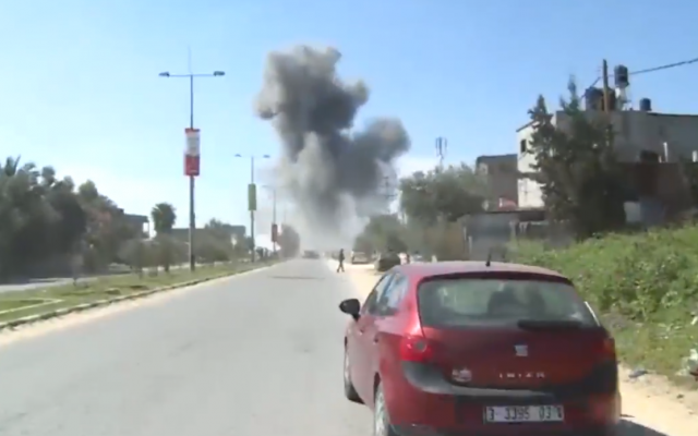 La fumée vue suite à une explosion qui s'est produite près du convoi du Premier ministre palestinien Rami Hamdallah dans la bande de Gaza le 13 mars 2018. (Capture d'écran: Ynet) La fumée vue suite à une explosion qui s'est produite près du convoi du Premier ministre palestinien Rami Hamdallah dans la bande de Gaza le 13 mars 2018. (Capture d'écran: Ynet)