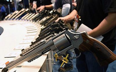 Armes de poing exposées au stand Smith Wesson à la National Shooting Sports Foundation's Shooting, Hunting, Outdoor Trade Show à Las Vegas, Nevada. The SHOT Show, 19 janvier 2016. (Photo par Ethan Miller/Getty Images)