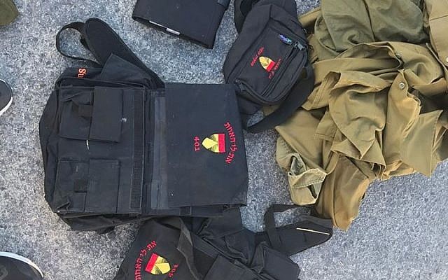 Des uniformes de l'armée israélienne interceptés au passage frontalier de Kerem Shalom alors qu'ils étaient introduits clandestinement dans la bande de Gaza. (Ministère de la Défense) Des uniformes de l'armée israélienne interceptés au passage frontalier de Kerem Shalom alors qu'ils étaient introduits clandestinement dans la bande de Gaza. (Ministère de la Défense)