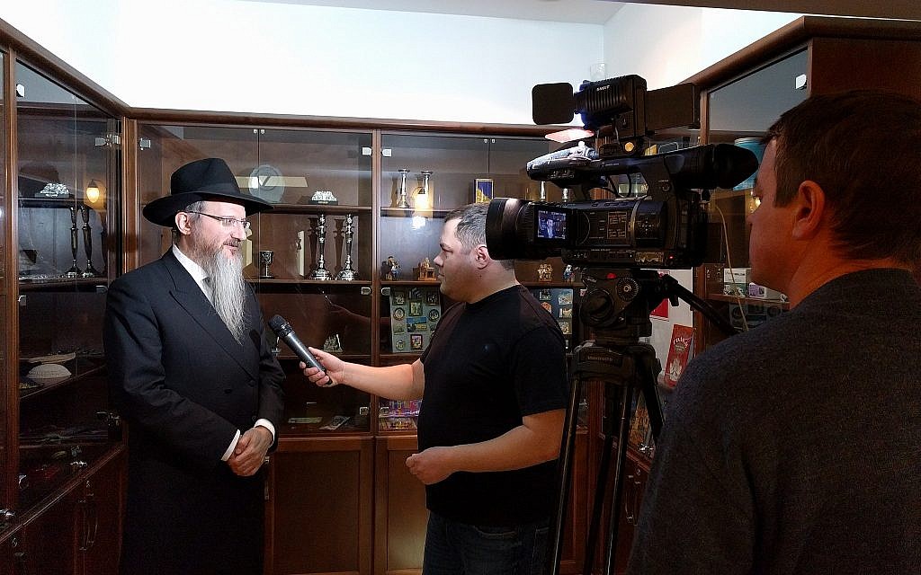 Le grand rabbin de Russie Berel Lazar s'adresse à la presse russe dans la synagogue de Tomsk avant la restitution de la synagogue cantoniste, le 1er février 2018. (Yaakov Schwartz/Times of Israel)