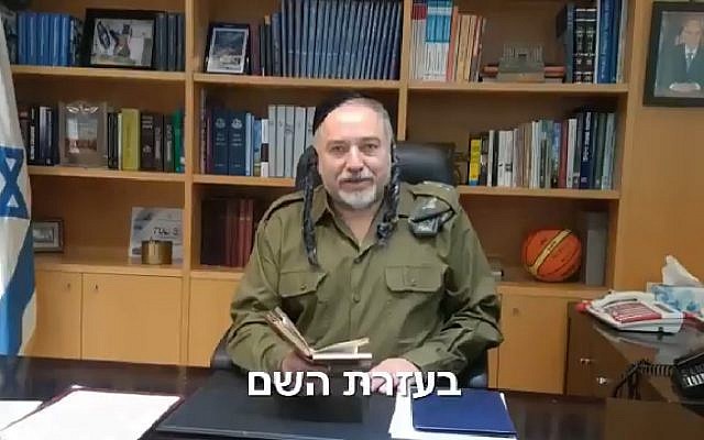 Le ministre de la Défense, Avigdor Liberman, apparaît en costume de fête dans une vidéo de Pourim, le 1er mars 2018. (Capture d'écran: Twitter) Le ministre de la Défense, Avigdor Liberman, apparaît en costume de fête dans une vidéo de Pourim, le 1er mars 2018. (Capture d'écran: Twitter)