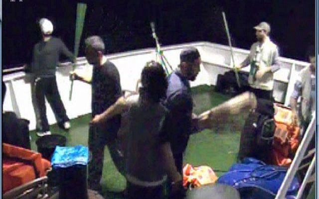 Images prises d'une caméra de sécurité à bord du Mavi Marmara, montrant les activistes se préparant à résister aux soldats de Tsahal sur le point de monter à bord du navire. (Porte-parole de l'armée israélienne / Flash90) Images prises d'une caméra de sécurité à bord du Mavi Marmara, montrant les activistes se préparant à résister aux soldats de Tsahal sur le point de monter à bord du navire. (Porte-parole de l'armée israélienne / Flash90)