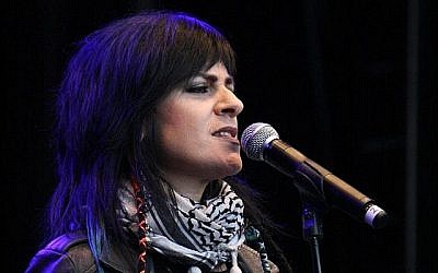 La chanteuse palestinienne Rim Banna se produit à Musikk pour Gaza à Olso, en Norvège, le 3 septembre 2014. (CC BY-SA GGAADD /Wikimedia Commons)