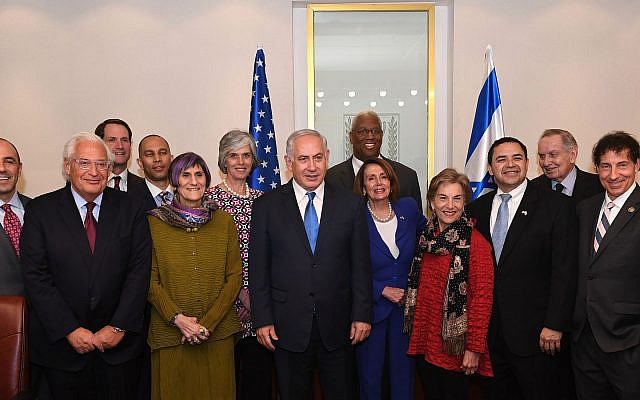 Le Premier ministre Benjamin Netanyahu (au centre) pose avec une délégation du Congrès dirigée par la leader démocrate de la Chambre des représentants Nancy Pelosi, le 26 mars 2018 (Crédit : Kobi Gideon / GPO) Le Premier ministre Benjamin Netanyahu (au centre) pose avec une délégation du Congrès dirigée par la leader démocrate de la Chambre des représentants Nancy Pelosi, le 26 mars 2018 (Crédit : Kobi Gideon / GPO)