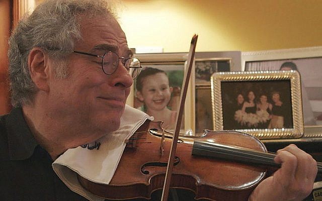 Itzhak Perlman, montré dans une scène du documentaire «Itzhak», a enduré des difficultés pour devenir peut-être le violoniste le plus célèbre du monde. (Autorisation de Greenwich Entertainment / via JTA)