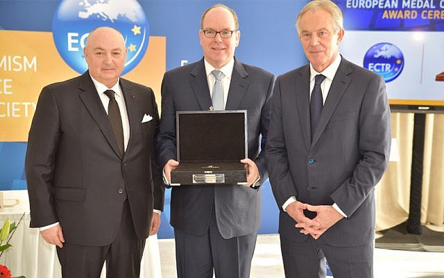 Le Prince Albert II de Monaco, au centre, a reçu une médaille du président de l'ECTR Moshe Kantor, à gauche, et de Tony Blair, le 6 mars 2018 (Autorisation : ECTR) Le Prince Albert II de Monaco, au centre, a reçu une médaille du président de l'ECTR Moshe Kantor, à gauche, et de Tony Blair, le 6 mars 2018 (Autorisation : ECTR)