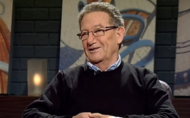 Ron Ben-Yishai parle lors d'une interview avec Israeli Educational Television le 2 avril 2017 (Crédit : Capture d'écran / YouTube) Ron Ben-Yishai parle lors d'une interview avec Israeli Educational Television le 2 avril 2017 (Crédit : Capture d'écran / YouTube)