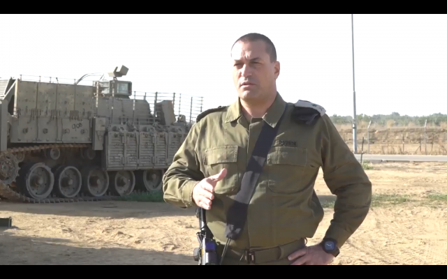 Le major général Eyal Zamir, chef du Commandement sud de Tsahal, adresse un message d'avertissement au groupe terroriste du Hamas, le 10 décembre 2017 (Capture d'écran : Forces de défense israéliennes)