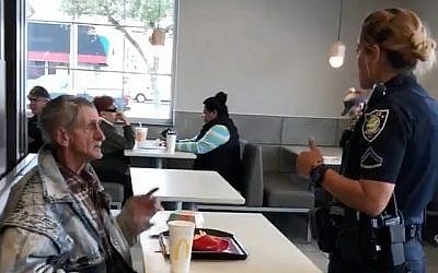 Vidéo d'un policier qui explique à un sans-abri, à qui Yossi Galon a payé de la nourriture, qu'il doit quitter le McDonald's à Myrtle Beach, en Caroline du Sud. (Capture d'écran : Facebook)