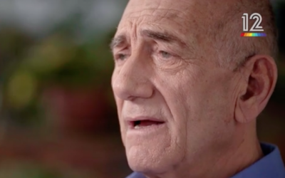 L'ancien Premier ministre Ehud Olmert dans une interview télévisée de Keshet diffusée le 17 mars 2018 (Capture d'écran de Keshet).