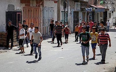 Les Palestiniens s'affrontent avec les soldats israéliens dans le camp de réfugiés d'Al-Fawwar, au sud d'Hébron, le 16 août 2016. (Wisam Hashlamoun/Flash90)