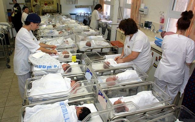 Photo illustrative d'une maternité dans un hôpital israélien. (Flash90) Photo illustrative d'une maternité dans un hôpital israélien. (Flash90)