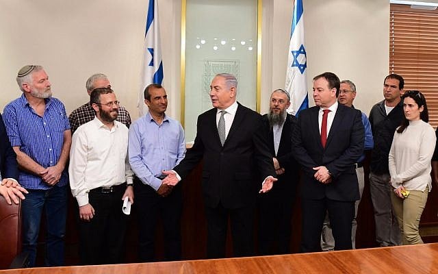 Illustration : Le Premier ministre Benjamin Netanyahu, au centre, rencontre les chefs d'implantations à son bureau, le 25 février 2018 (Crédit : Amos Ben Gershom/GPO) Illustration : Le Premier ministre Benjamin Netanyahu, au centre, rencontre les chefs d'implantations à son bureau, le 25 février 2018 (Crédit : Amos Ben Gershom/GPO)