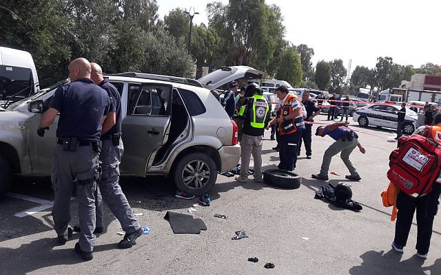 Scène d'un attentat à la voiture-bélier présumé à Akko, le 4 mars 2018 (Crédit : United Hatzalah) Scène d'un attentat à la voiture-bélier présumé à Akko, le 4 mars 2018 (Crédit : United Hatzalah)
