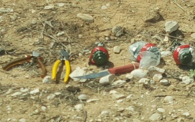 Des grenades, des couteaux et des outils trouvés en possession de trois suspects palestiniens qui ont traversé la frontière avec Israël depuis la bande de Gaza et qui ont été attrapés aux abords de la base militaire de Tzeelim dans le sud d'Israël, le 27 mars 2018 (Crédit : Police israélienne) Des grenades, des couteaux et des outils trouvés en possession de trois suspects palestiniens qui ont traversé la frontière avec Israël depuis la bande de Gaza et qui ont été attrapés aux abords de la base militaire de Tzeelim dans le sud d'Israël, le 27 mars 2018 (Crédit : Police israélienne)