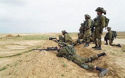 Des tireurs d'élite israéliens se préparent aux protestations massives des Palestiniens à Gaza et à la possibilité que des manifestants tentent de franchir la barrière de sécurité le 30 mars 2018. (Crédit : Armée israélienne)