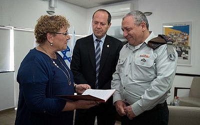 L'éducatrice Miriam Peretz, à gauche, le maire de Jérusalem, Nir Barkat, au centre, et le chef d'état-major de l'armée israélienne, Gadi Eisenkot, à l'école secondaire de l'Université hébraïque de Leyada à Jérusalem, le 20 mars 2018. (porte-parole de Tsahal)