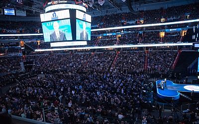 Le vice-président des États-Unis, Mike Pence, prend la parole lors de la convention de l'AIPAC 2017 le 26 mars 2017 à Washington. (Crédit : Photo par Noam Galai / Getty Images)