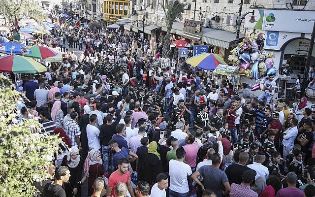 Illustration : Des éclaireurs et des groupes dans les rues de Ramallah, en Cisjordanie, la veille de l'Aïd al-Adha, le 11 septembre 2016.  (Crédit : flash 90)