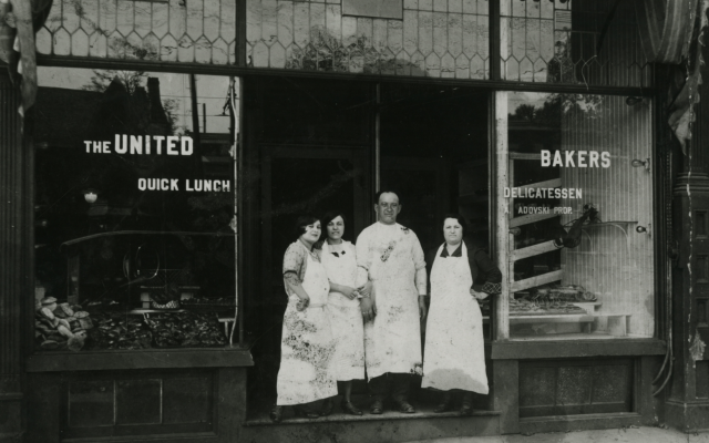 Photo datant de 1915 sur les marches de United Bakers à Toronto (Crédit : Archives juives de l'Ontario) Photo datant de 1915 sur les marches de United Bakers à Toronto (Crédit : Archives juives de l'Ontario)