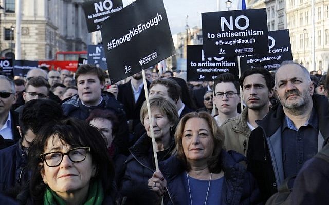Des membres de la communauté juive manifestent contre le chef du parti travailliste britannique d'opposition Jeremy Corbyn et l'antisémitisme au sein du Labour, devant le Parlement dans le centre de Londres, le 26 mars 2018. (Crédit : AFP PHOTO / Tolga AKMEN) Des membres de la communauté juive manifestent contre le chef du parti travailliste britannique d'opposition Jeremy Corbyn et l'antisémitisme au sein du Labour, devant le Parlement dans le centre de Londres, le 26 mars 2018. (Crédit : AFP PHOTO / Tolga AKMEN)