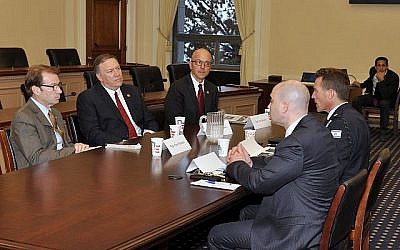 Mike Pompeo, (centre), rencontre le porte-parole de la police israélienne Micky Rosenfeld et Benjamin Anthony, directeur de l'ONG Our Soldiers Speak, à Washington en novembre 2015. (Benjamin Anthony/Our Soldiers Speak)