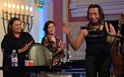 Sixto Rodriguez (à droite) en concert à la synagogue “sixth&i”, Washington, DC, le 3 mars 2018 (Times of Israel)