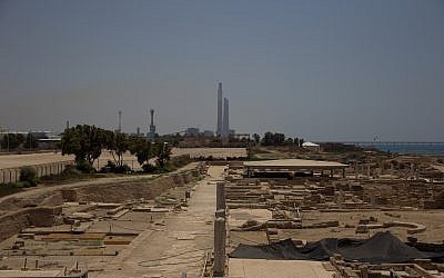 La centrale électrique d'Orot Rabin à Hadera depuis les ruines de Caesarea, en Israël, le 24 juillet 2015 (Crédit : Garrett Mills/Flash 90)