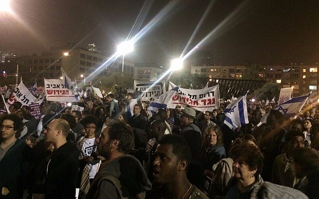 Manifestants contre l'expulsion prévue des demandeurs d'asile africains à Tel Aviv, 24 mars 2018 (Luke Tress) Manifestants contre l'expulsion prévue des demandeurs d'asile africains à Tel Aviv, 24 mars 2018 (Luke Tress)