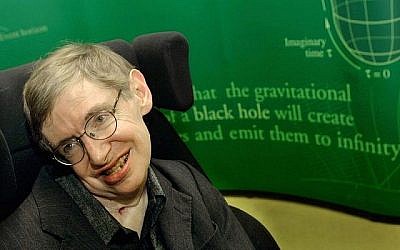 Le physicien Stephen Hawking sourit lors d'un symposium en l'honneur de son anniversaire à l'Université de Cambridge le 11 janvier 2002 à Cambridge, Angleterre. (Sion Touhig/Getty Images, via JTA)