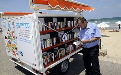 Le maire de Tel Aviv, Ron Huldai, à la bibliothèque mobile. (Crédit photo: Malovani Israël)