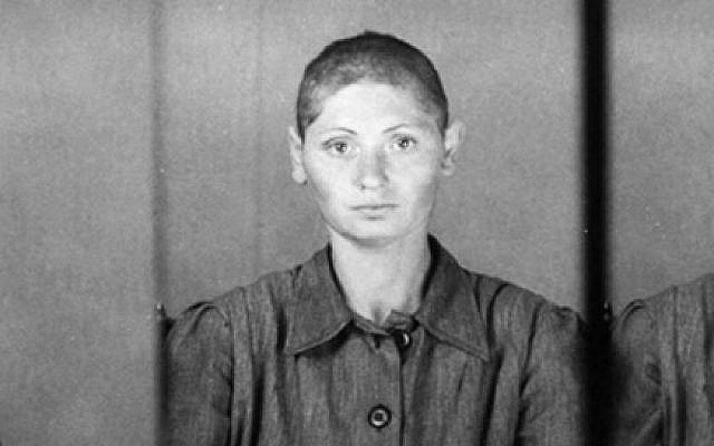 Prisonnière juive n° 13088, après avoir été tondue à Auschwitz. (Yad Vashem)