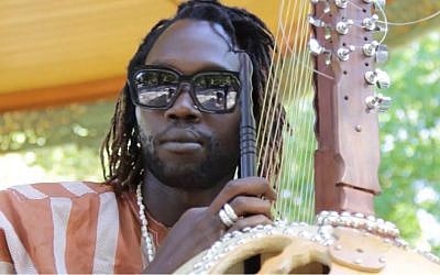 L'artiste Omar Kouyate (Crédit: capture d'écran Youtube/Mediartiste)