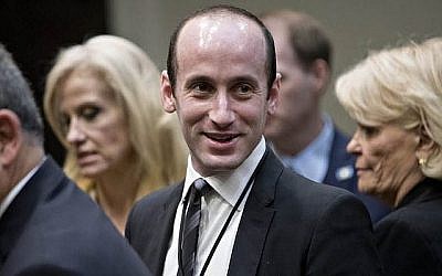 Stephen Miller, conseiller principal en matière de politiques à la Maison Blanche, lors d'une séance sur l'application de la loi tenue à la Maison Blanche, le 7 février 2017. (Andrew Harrer - Pool/Getty Images via JTA) Stephen Miller, conseiller principal en matière de politiques à la Maison Blanche, lors d'une séance sur l'application de la loi tenue à la Maison Blanche, le 7 février 2017. (Andrew Harrer - Pool/Getty Images via JTA)