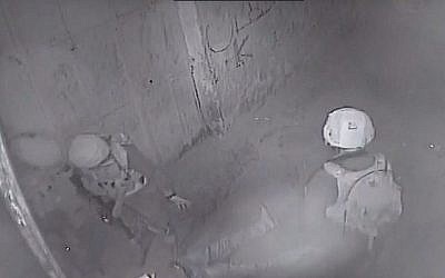 Les images de vidéosurveillance montrent des soldats se penchant sur un Palestinien blessé dans une ruelle de la ville de Jéricho en Cisjordanie, le 22 février 2018.