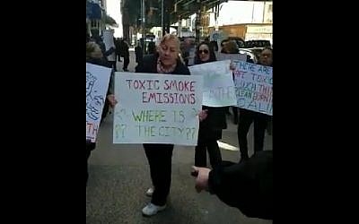 Les habitants de Williamsburg, New York,  protestent contre les émanations de fumée provenant d'une fabrique de matzo, le 4 mars 2018 (Capture d'écran : Youtube)