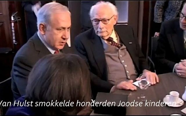 Le Premier ministre Benjamin Netanyahu, à gauche, rencontre Johan van Hulst, qui avait sauvé des enfants juifs pendant la Shoah lors d'un voyage d'état aux Pays-Bas en 2012 (Capture d'écran : YouTube)