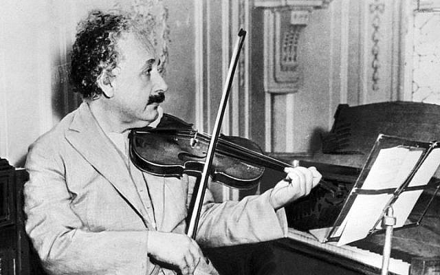 Albert Einstein jouant du violon en 1931 (Crédit photo : AFP) Albert Einstein jouant du violon en 1931 (Crédit photo : AFP)