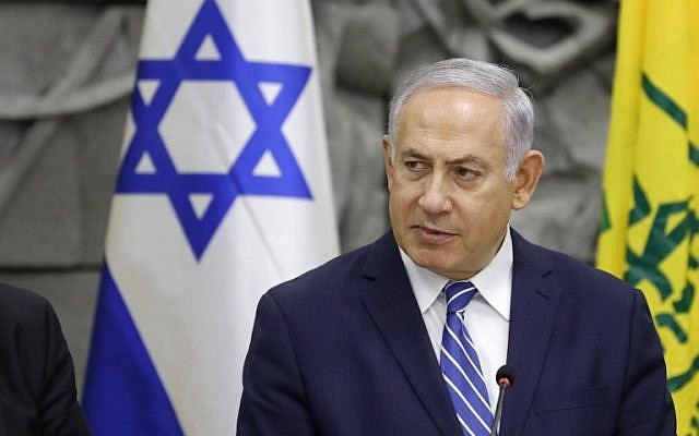 Le Premier ministre Benjamin Netanyahu préside la réunion hebdomadaire du cabinet dans la ville méridionale de Dimona, le 20 mars 2018. (Menahem Kahana/AFP) Le Premier ministre Benjamin Netanyahu préside la réunion hebdomadaire du cabinet dans la ville méridionale de Dimona, le 20 mars 2018. (Menahem Kahana/AFP)
